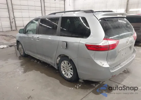 2015 Toyota Sienna Xle 8 Passenger z USA, uszkodzony, nr VIN 5TDYK3DC2FS558117